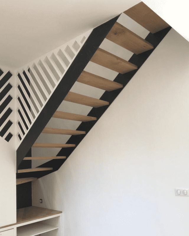 Escalier réalisé sur mesure pour des clients à Toulouse. Il est en acier et bois et les claustra sont peints en blanc pour plus de luminosité.