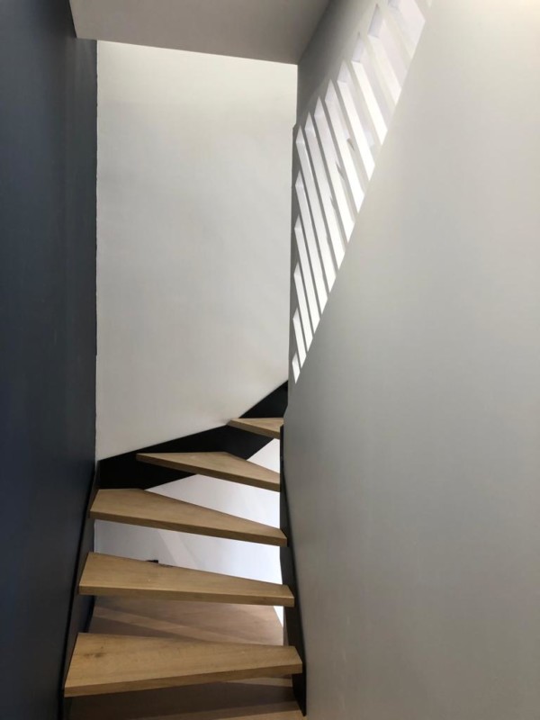 Escalier bois et acier sure mesure avec claustra vu de bas